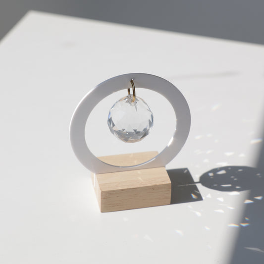 Mini Suncatcher Charlie avec une base en bois, un cristal transparent et une structure en acrylique