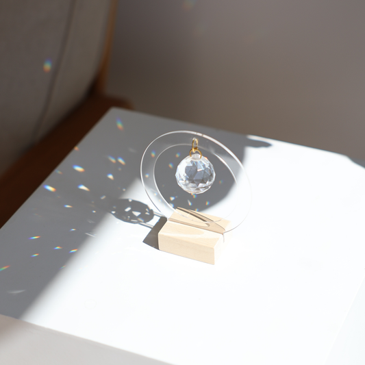 Suncatcher à poser Charlie, Capteur de lumière, Décoration unique arcs-en-ciel de la marque Rayonne