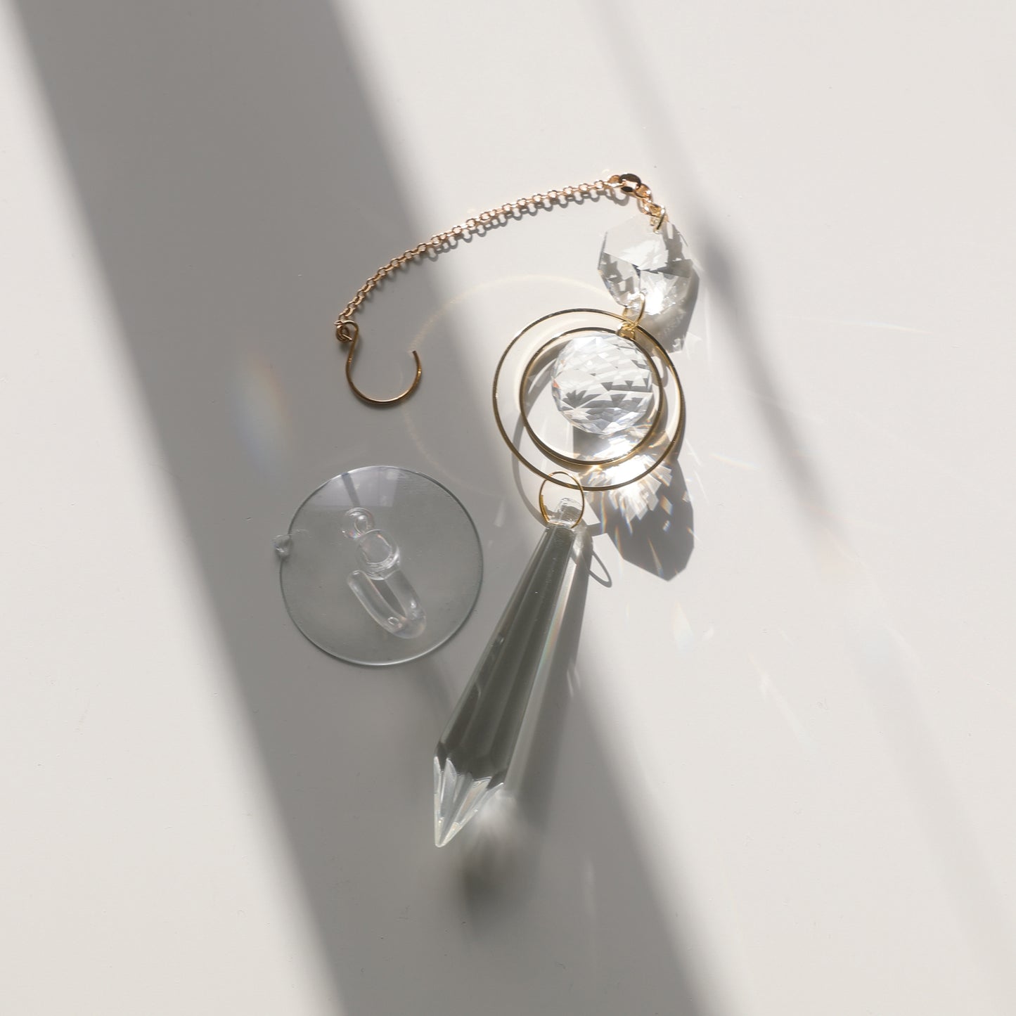 Suncatcher Good Karma de Rayonne avec ventouse fournie pour une installation facile