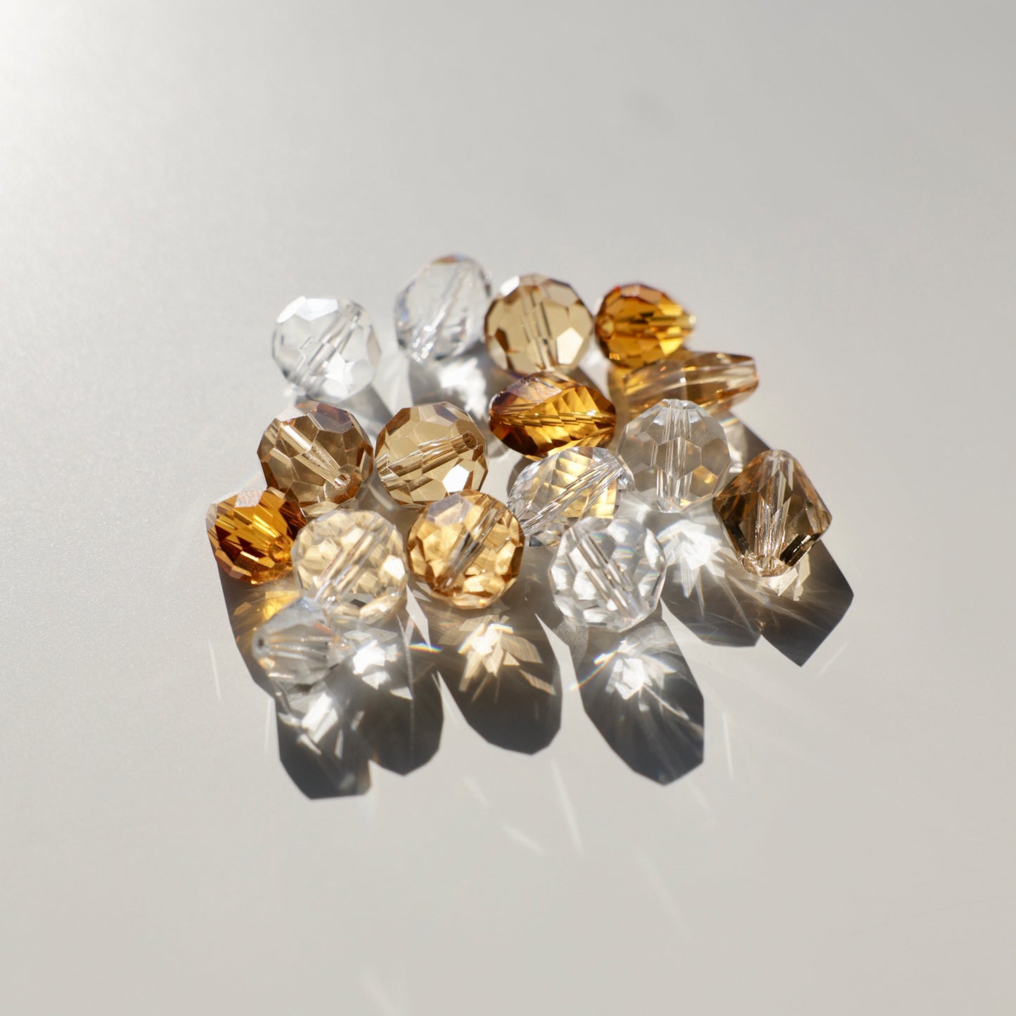 Cristaux transparent et ambre contenus dans le kit DIY Rayonne®