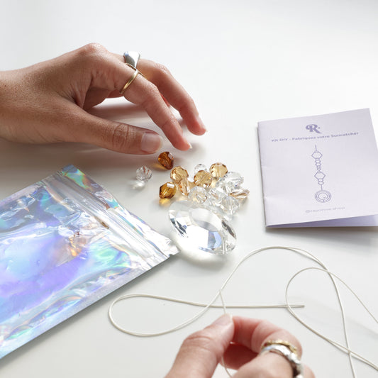 Fabrication d'un suncatcher à l'aide des cristaux fournis dans le kit DIY de la marque Rayonne
