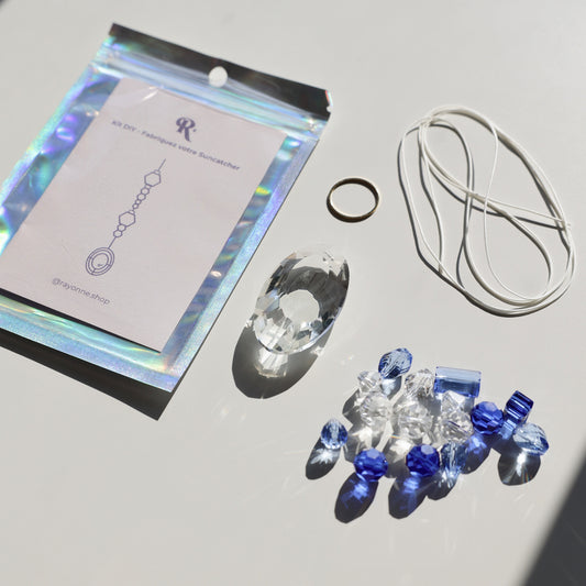 Kit DIY Suncatcher bleu avec cristaux à assembler soi-même sans outils, incluant 1 cristal principal, 15 cristaux supplémentaires, cordon et livret explicatif.