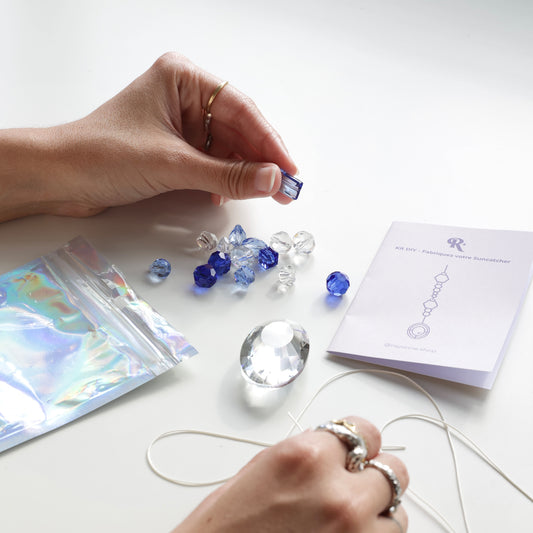 fabrication du suncatcher bleu et transparent, grâce au kit DIY Suncatcher de la marque Rayonne