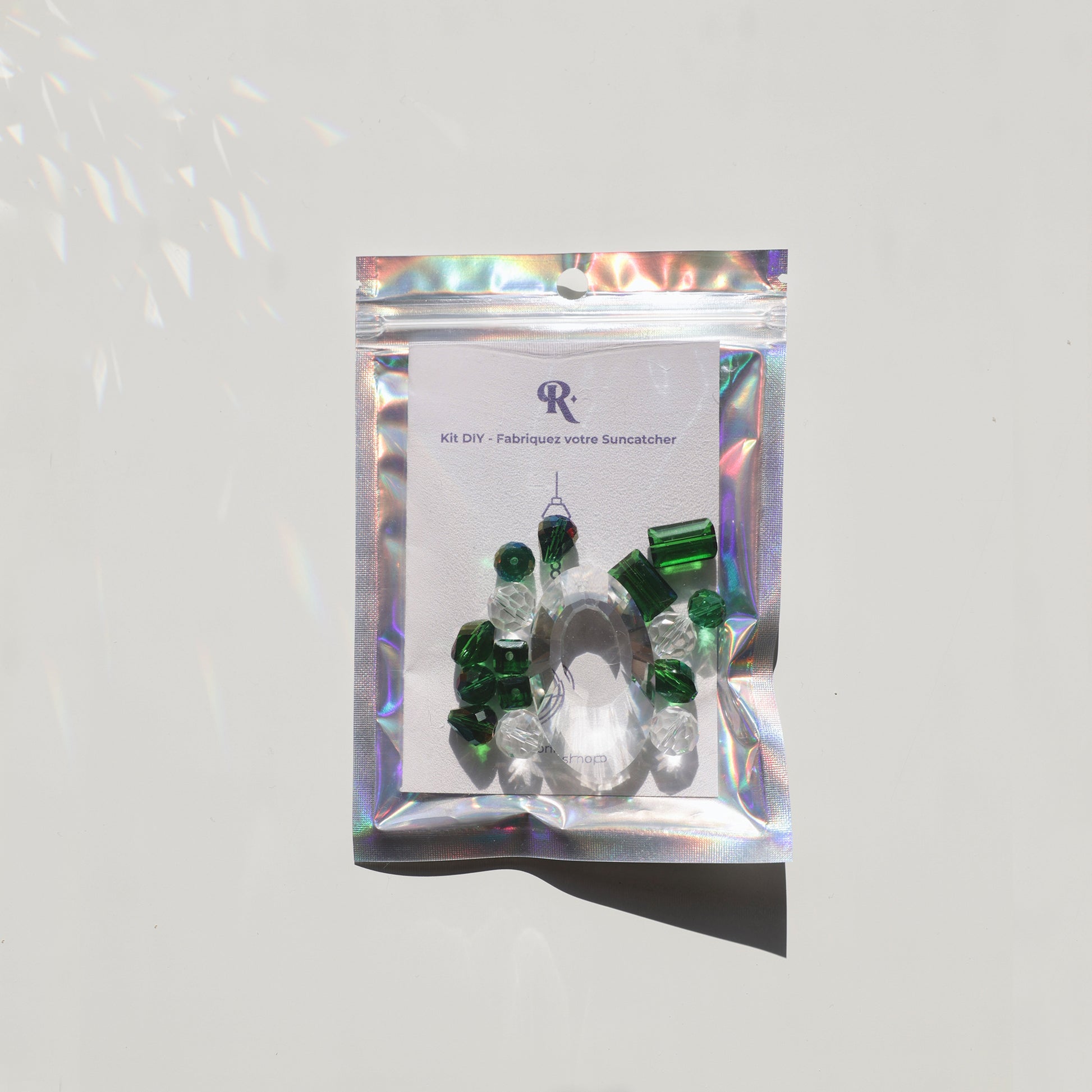 Kit créatif pour Suncatcher : assemblez vos cristaux librement selon vos envies. Comprend cristal principal, cristaux transparents et verts, cordon et tutoriel.