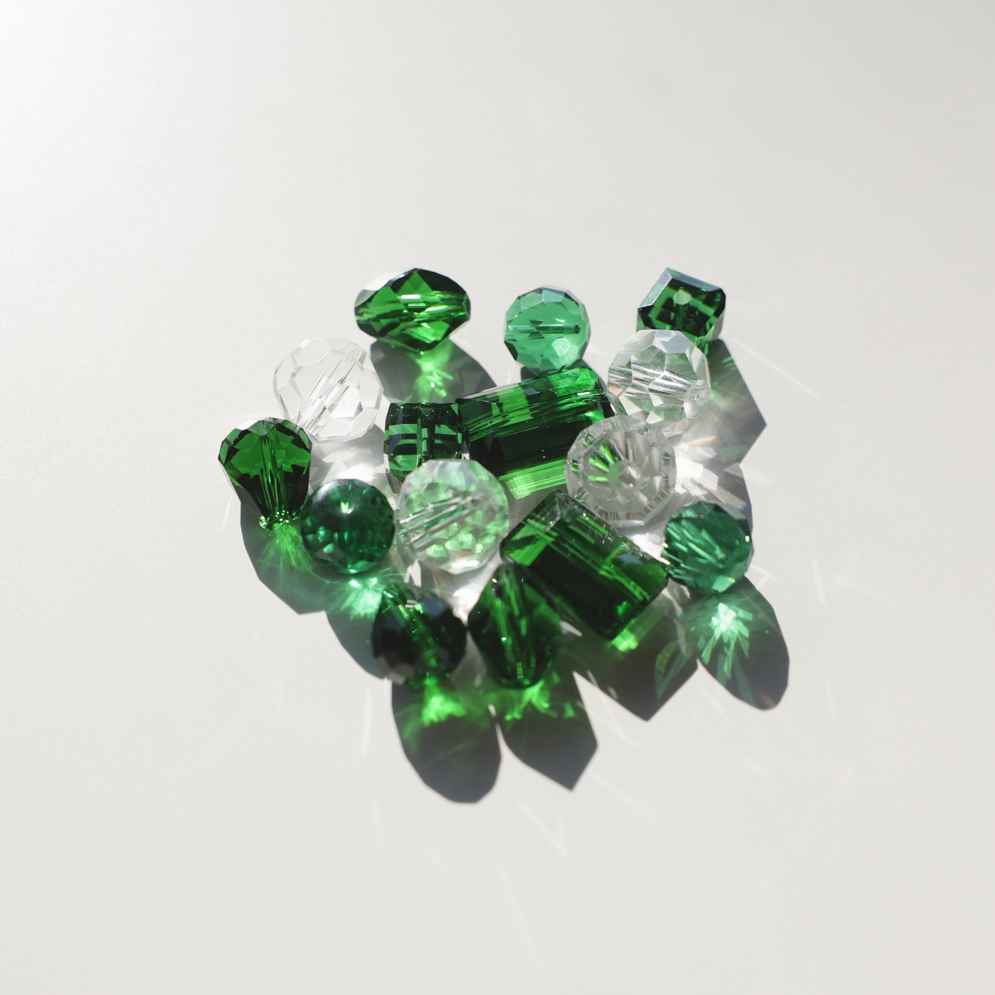 Cristaux verts et transparents contenus dans le kit DIY Suncatcher de la marque Rayonne