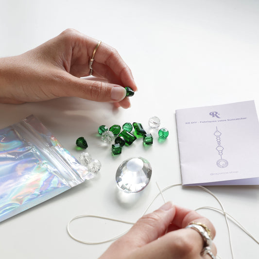 Fabrication d'un Suncatcher avec des cristaux verts, fournis dans le kit DIY Suncatcher de Rayonne