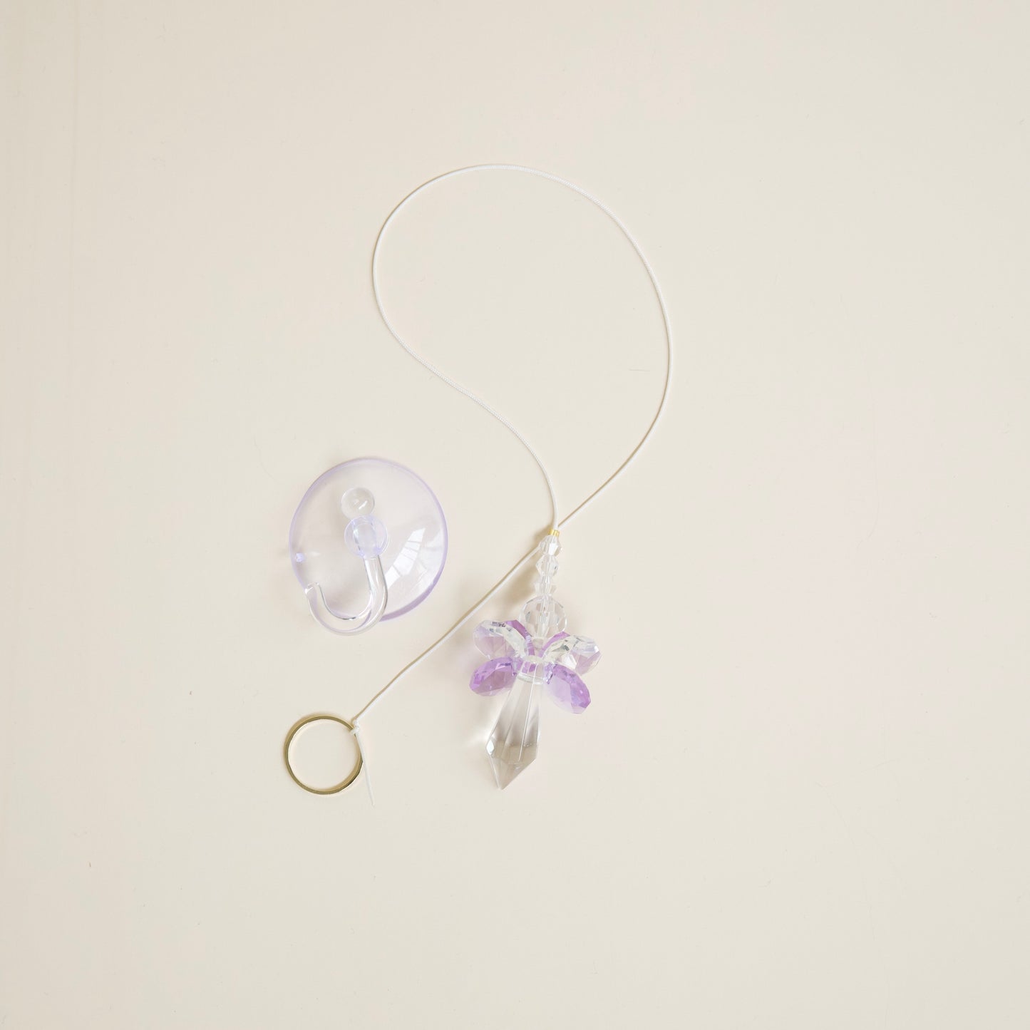 Attrape soleil Ange de la marque Rayonne®, avec ventouse fournie, prêt à être installé contre une fenêtre