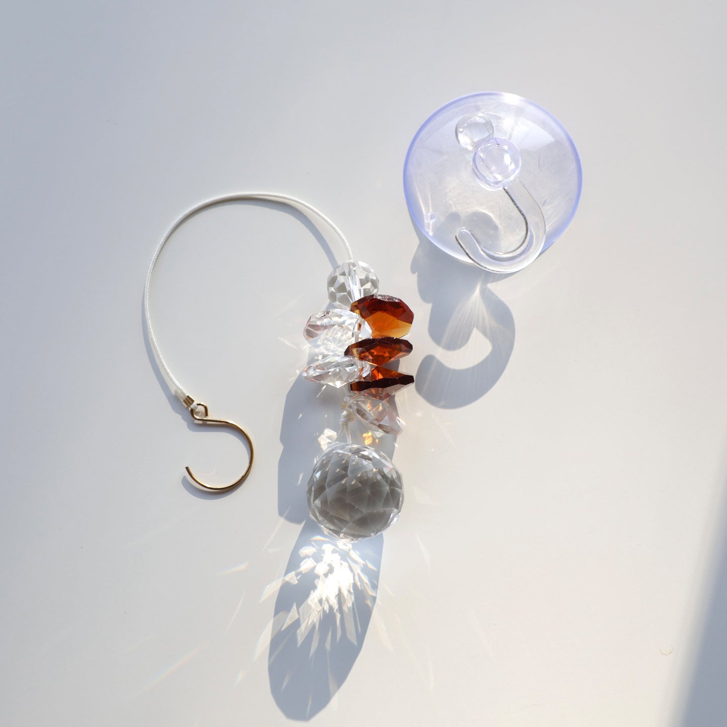 Suncatcher de la marque Rayonne, fabriqué en France et fourni avec une ventouse crochet