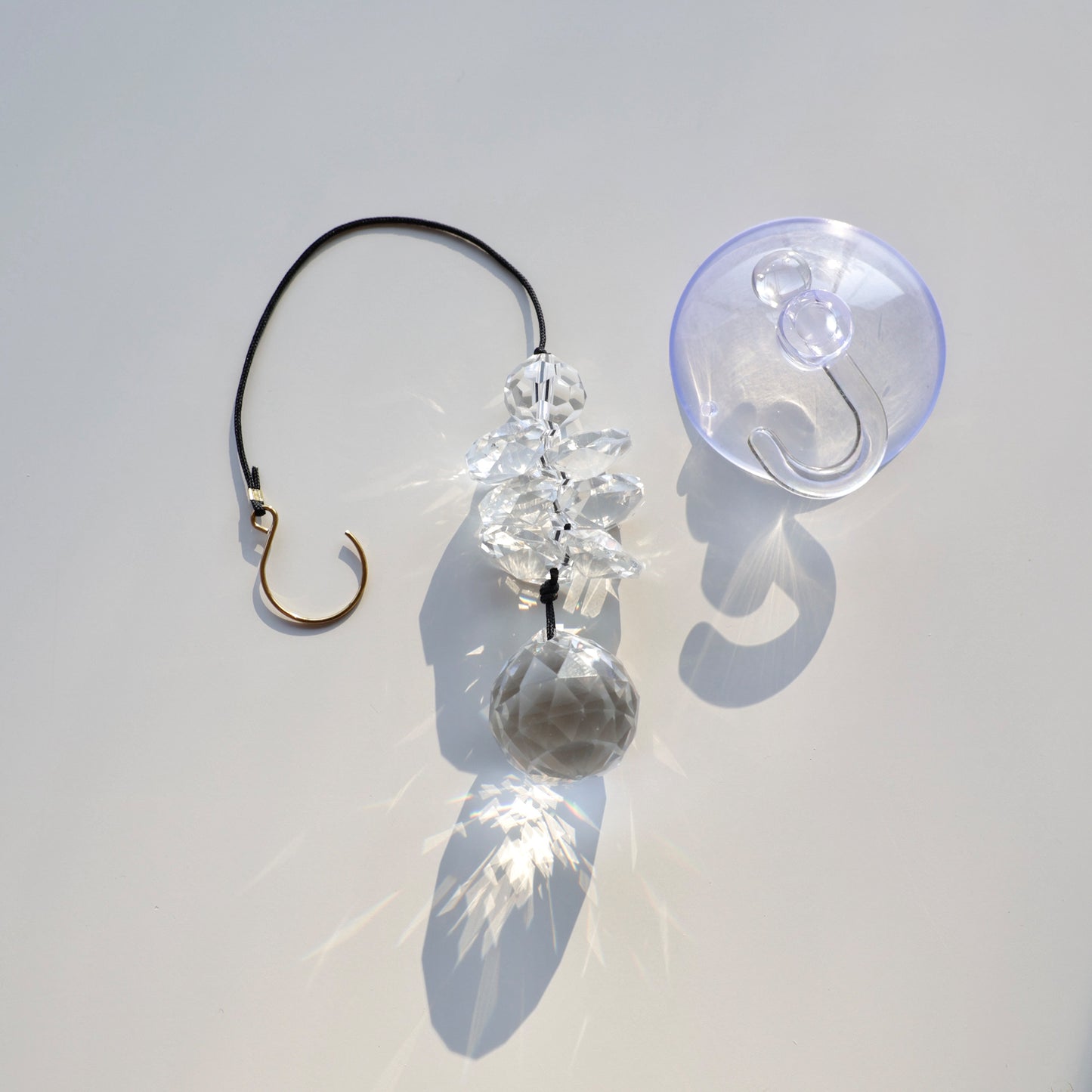 Petit Suncatcher en cristal transparent fourni avec une ventouse pour l'accrocher facilement chez soi
