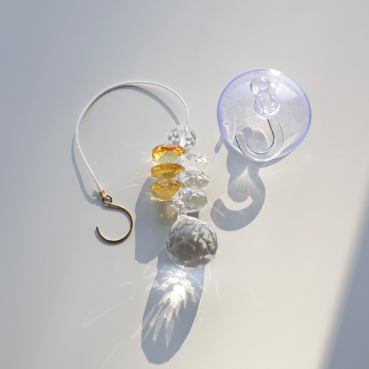 Mini Attrape soleil en cristal, fabriqué par Rayonne, et fourni avec une ventouse crochet pour une installation facile