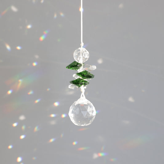 Petit Suncatcher symbole de chance, créant des reflets arcs-en-ciel dans la décoration