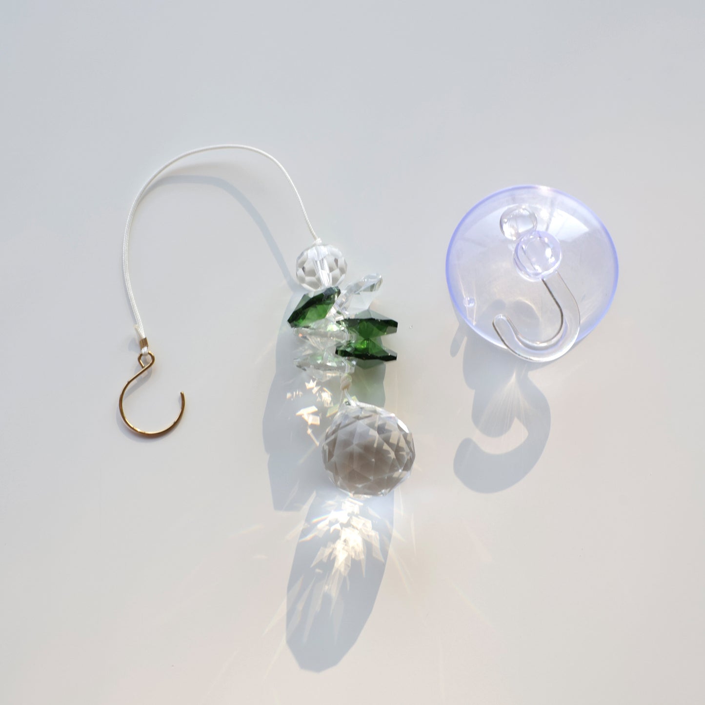 Suncatcher transparent et vert fabriqué avec des cristaux de verre et fourni avec une ventouse crochet