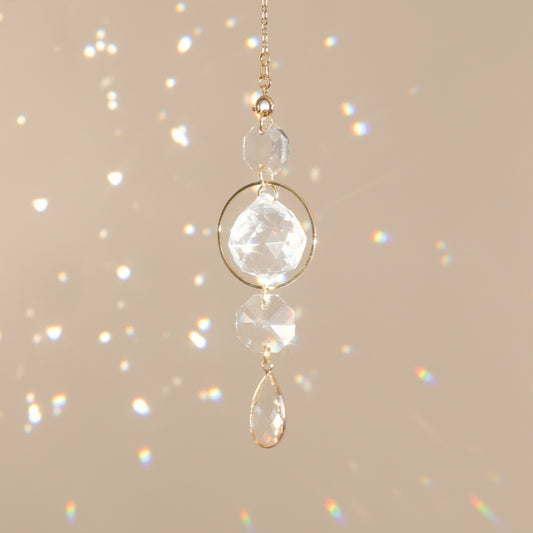 Attrape-Soleil Prisma de la marque Rayonne, objet décoratif diffusant des reflets arcs-en-ciel quand il est placé au soleil