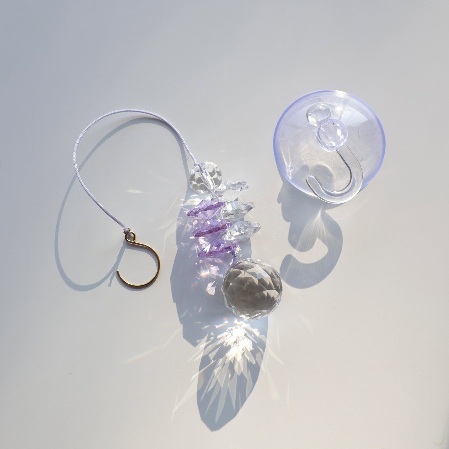 Attrape soleil de la marque Rayonne, fourni avec une ventouse crochet pour une installation facile