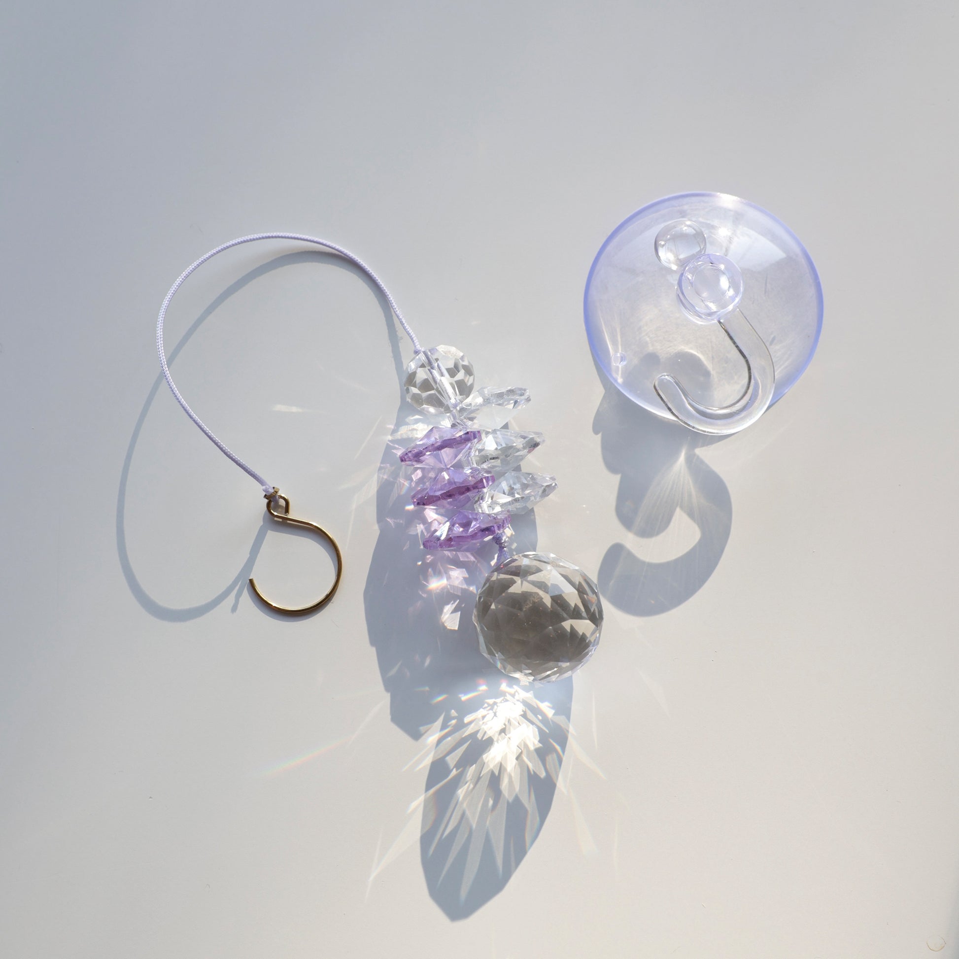 Attrape soleil de la marque Rayonne, fourni avec une ventouse crochet pour une installation facile