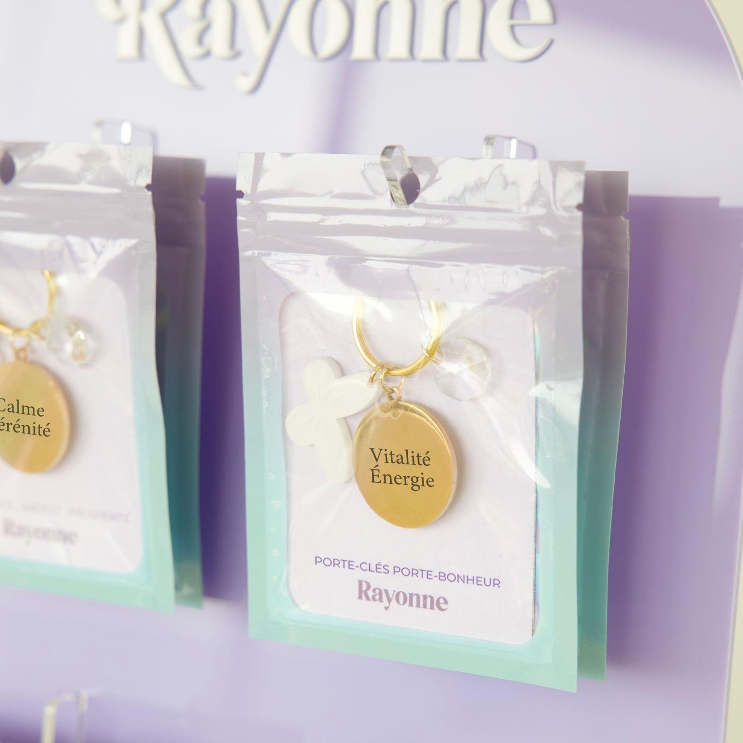 Pack complet pour revendeurs : porte-clés porte-bonheur gravés en France avec présentoir pratique et design pour attirer l’œil des clients.