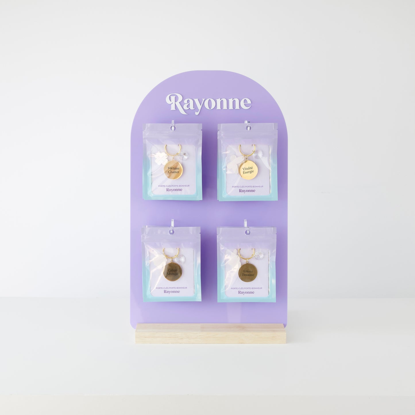 Pack revendeur de porte-clés porte-bonheur Rayonne®, 4 modèles (Vitalité, Chance, Amour, Sérénité) avec présentoir élégant, fabrication française.