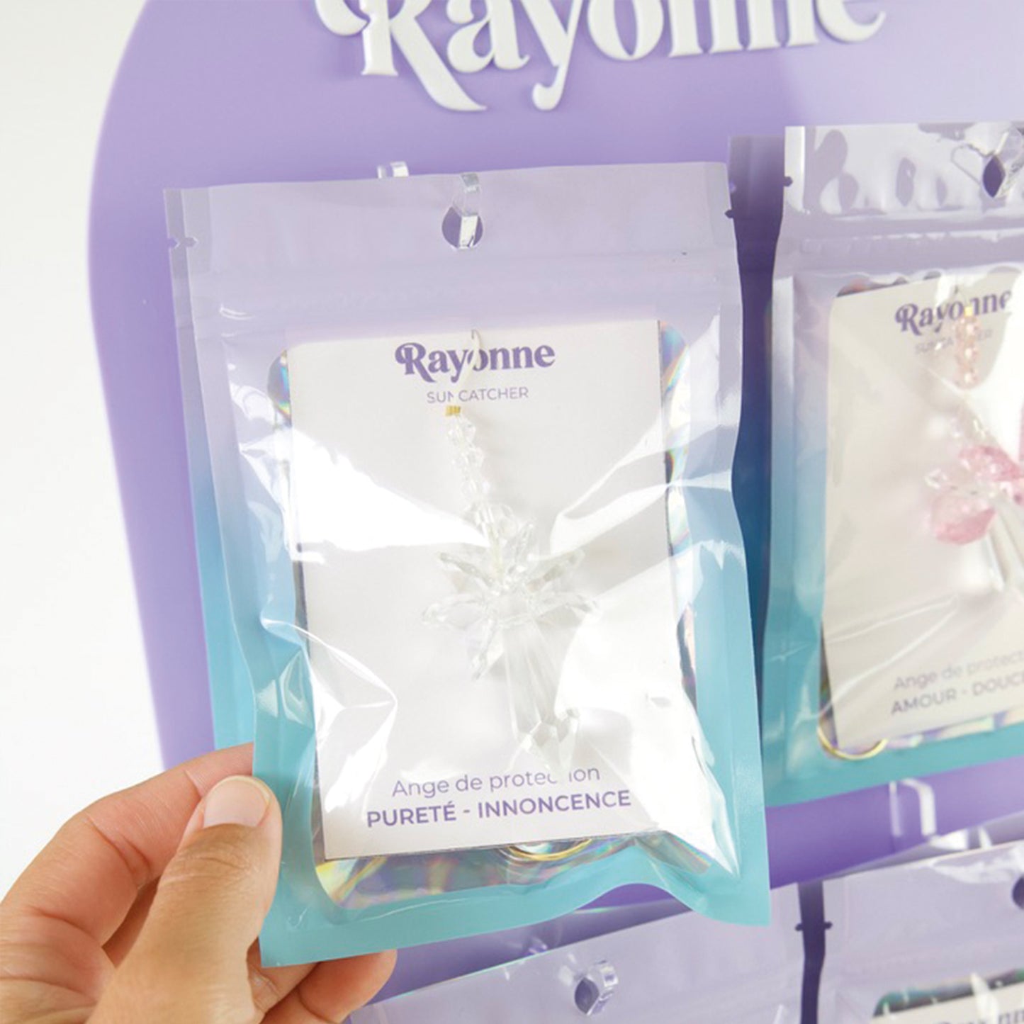 Présentoir Rayonne® + Suncatchers Anges, prêt à exposer en boutique ou concept store.