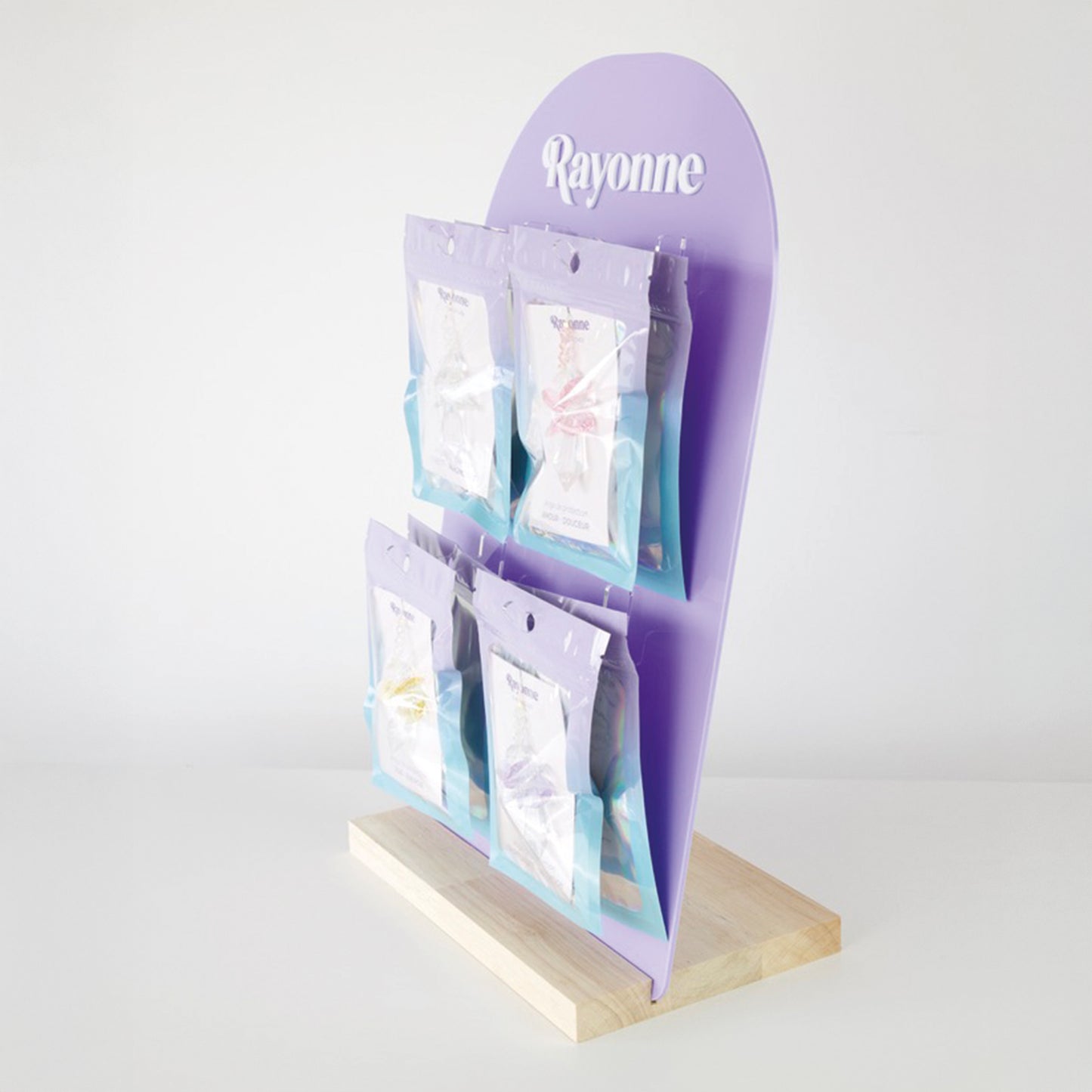 Exposition pratique des Suncatchers et porte-clés Rayonne®, design français, idéal pour comptoir, étagère ou vitrine.