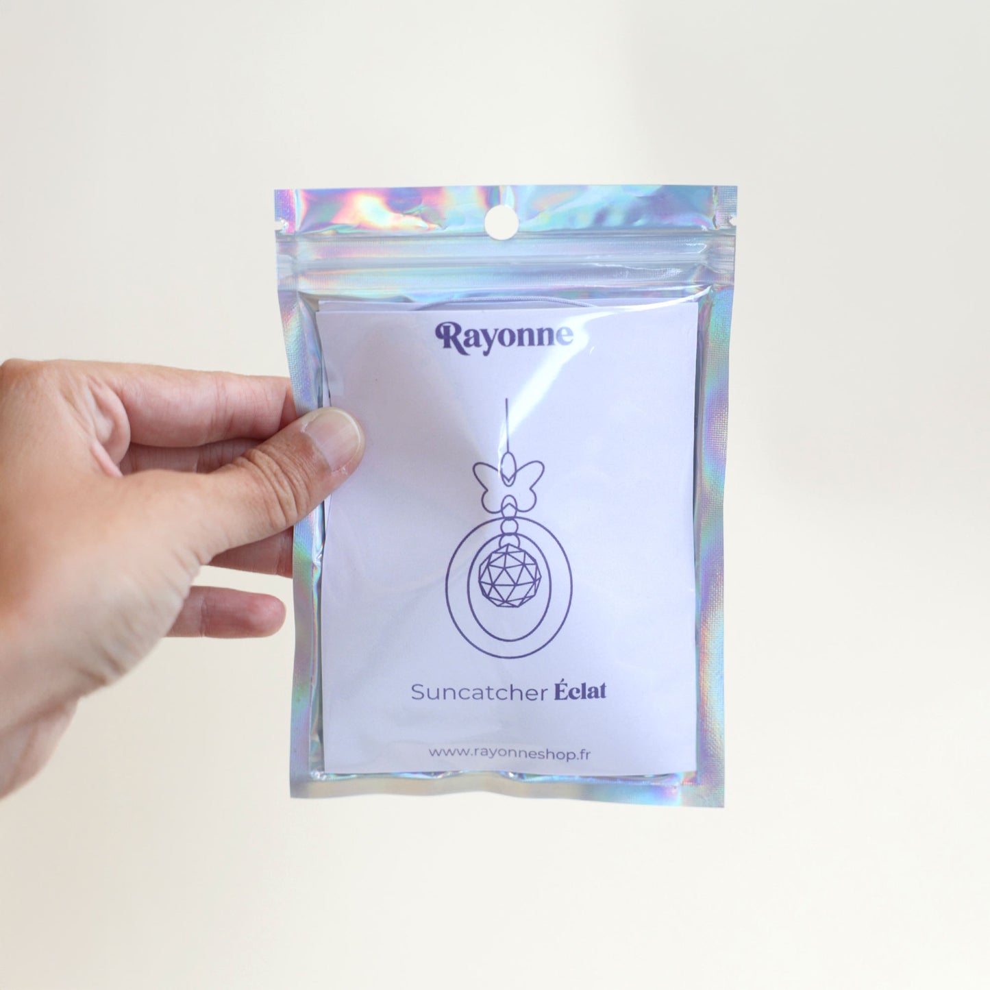Packaging holographique qui emballe le Suncatcher Eclat, fabriqué en France par Rayonne®