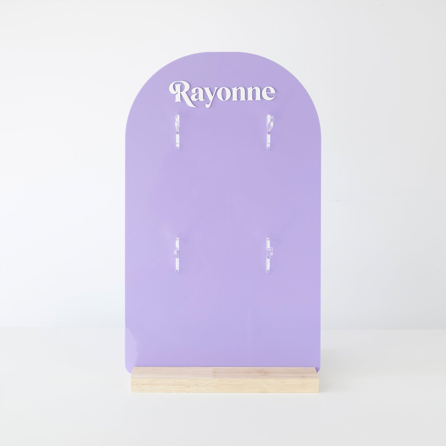 Présentoir Rayonne® lilas en bois et acrylique, prêt à exposer Suncatchers et porte-clés en boutique ou concept store.
