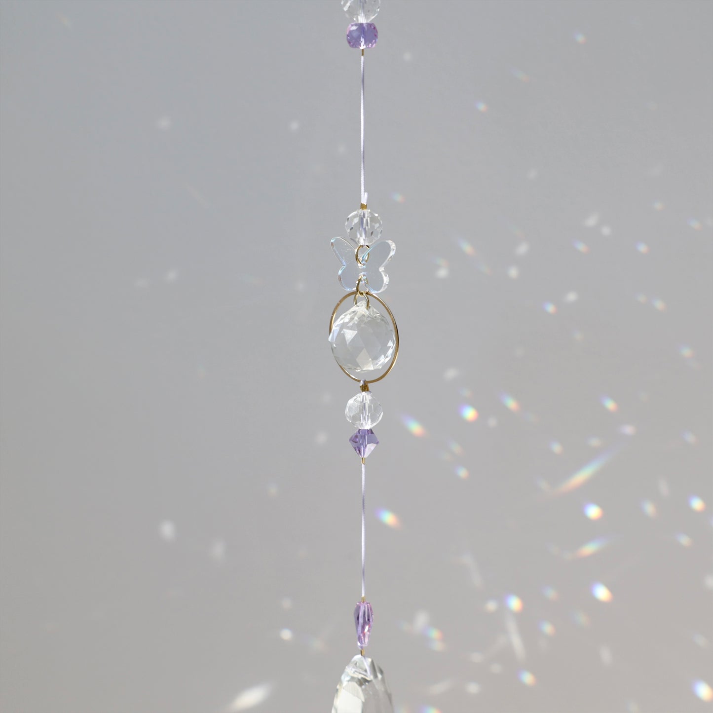 Attrape-lumière Rayonne® avec papillon, capteur de soleil décoratif créant des arcs-en-ciel dans la maison.