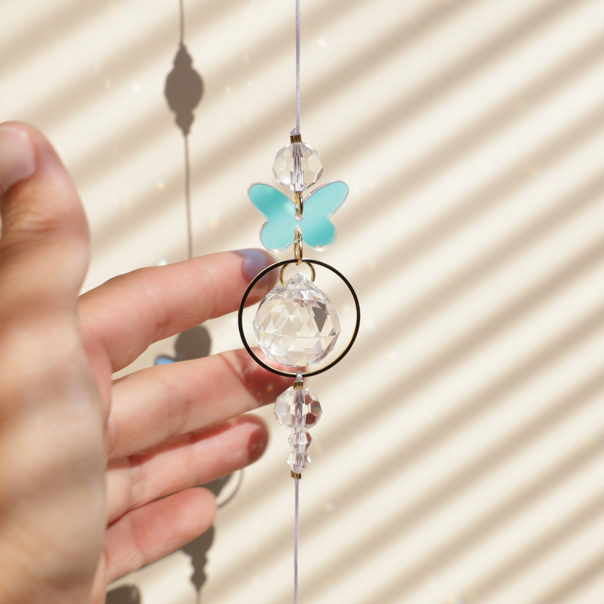 Cristaux de la rallonge LUEUR diffusant des éclats colorés et arc-en-ciel lorsque la lumière traverse le Suncatcher.