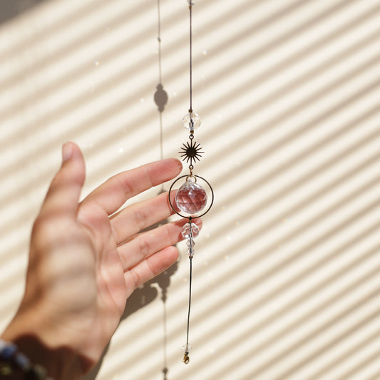Gros plan sur les cristaux de la rallonge HOPE de la marque Rayonne®, captant la lumière et diffusant des reflets arc-en-ciel.