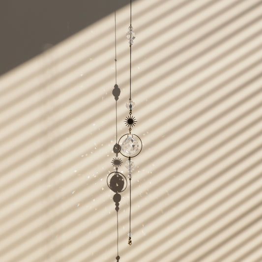 Rallonge HOPE pour Suncatcher Rayonne® ajoutant de la longueur et des reflets arc-en-ciel lorsqu’elle est accrochée au soleil.