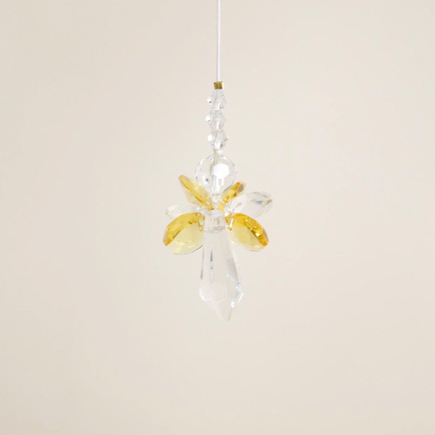 Suncatcher Ange “Joie” captant la lumière du soleil et projetant de jolis reflets arc-en-ciel, fabrication française.
