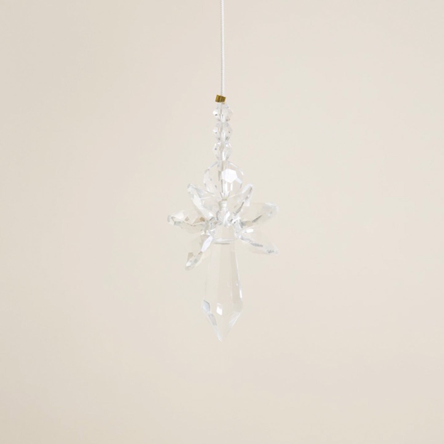 Suncatcher Ange “Pureté” avec ventouse, prêt à accrocher près d’une fenêtre pour projeter des reflets colorés.