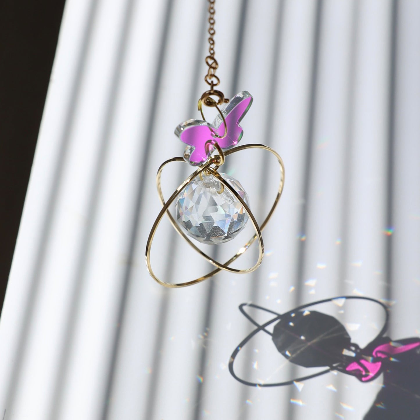 Reflets arc-en-ciel du Suncatcher Éclat illuminant l’intérieur d’une maison en lumière douce.