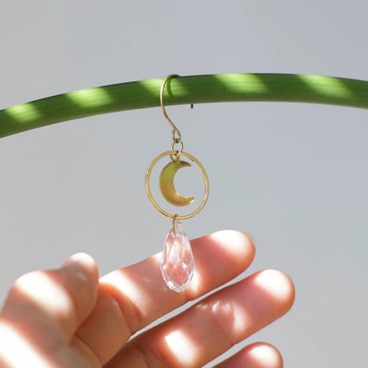 Petit attrape soleil de plante avec une lune dorée et un petit cristal transparent, farbiqué par la marque Rayonne®