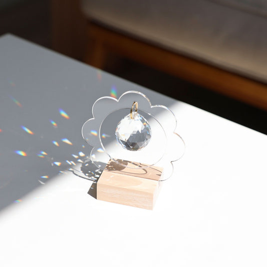 Suncatcher LILLIE décoratif en fleur, placé sur une commode, ajoutant une touche poétique à l'intérieur.