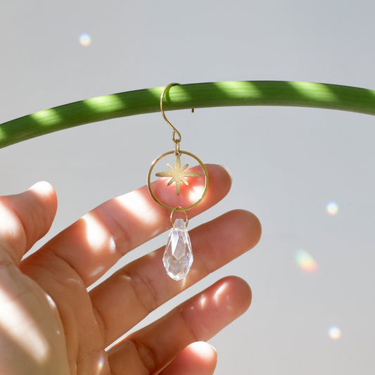 mini attrape soleil pour accrocher à une plante d'intérieure, avec une petite étoile dorée et un cristal transparent