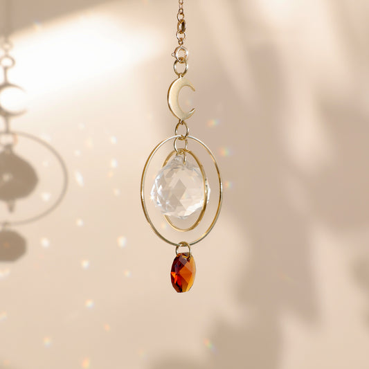 Décoration intérieure MAGIC MOON diffusant des arcs-en-ciel et créant une ambiance apaisante et magique.