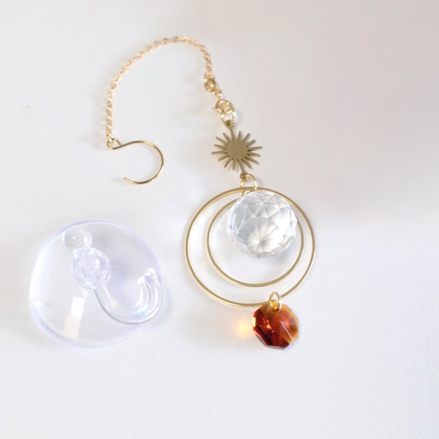 Suncatcher Magicsun de la marque Rayonne, fourni avec une ventouse crochet et un pochon en satin