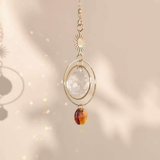 Suncatcher de la marque Rayonne dans un endroit lumineux de la maison, qui diffuse des arcs en ciel