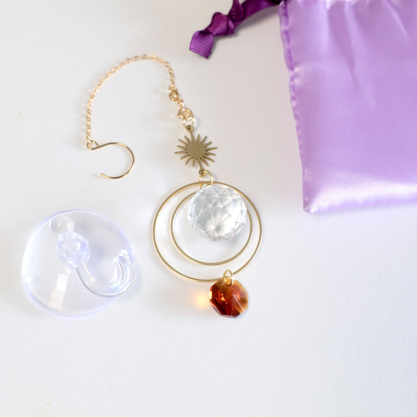 Suncatcher Magicsun de la marque Rayonne, fourni avec une ventouse crochet et un pochon en satin