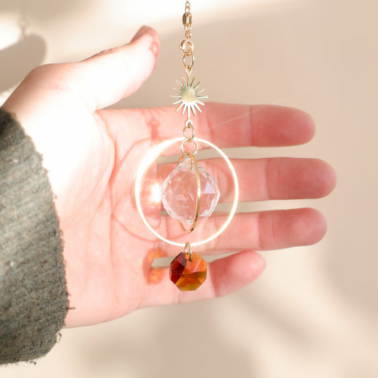 Mobile décoratif Suncatcher fabriqué avec des cristaux et un soleil doré