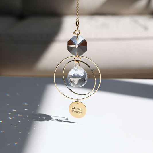 Jeux de lumière arc-en-ciel projetés par le Suncatcher MAMAN dans une pièce baignée de soleil - Rayonne