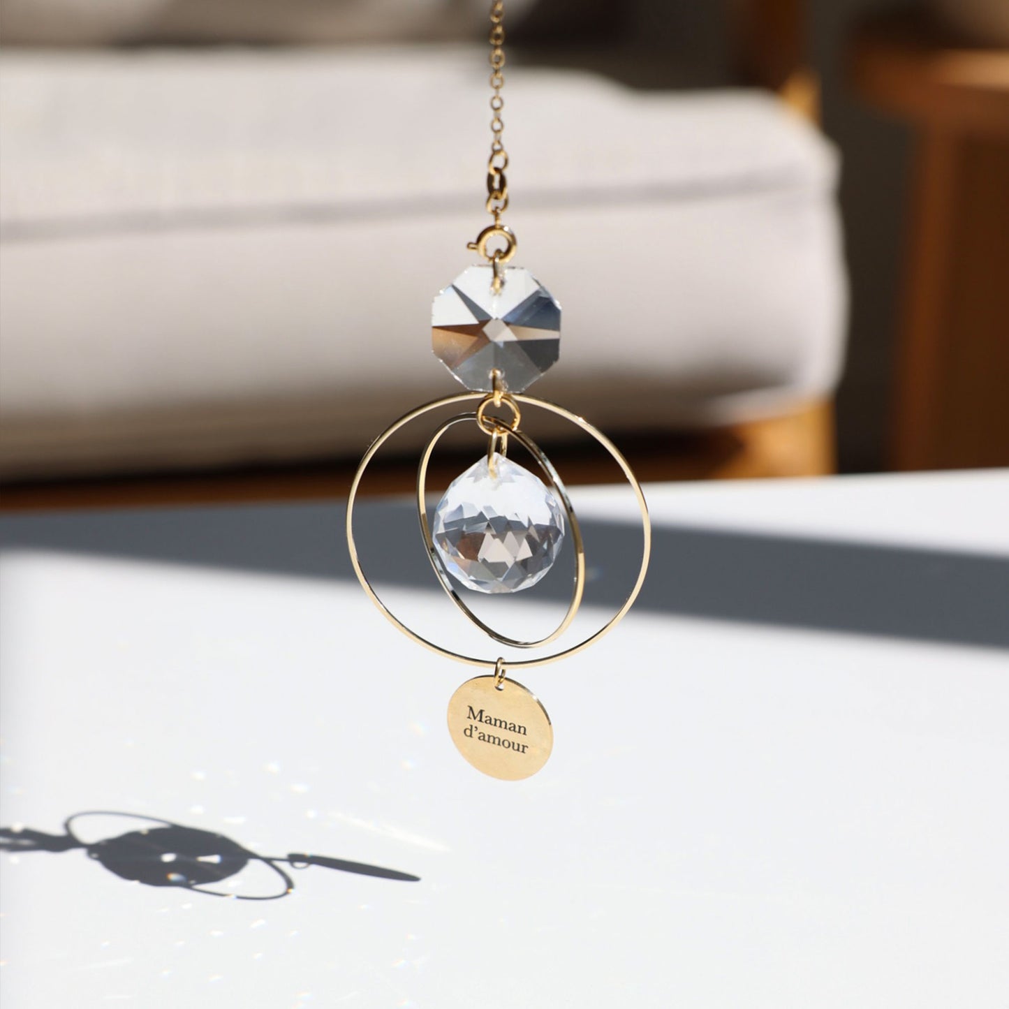 Suncatcher MAMAN installé dans un intérieur chaleureux, idée cadeau fête des mères par Rayonne