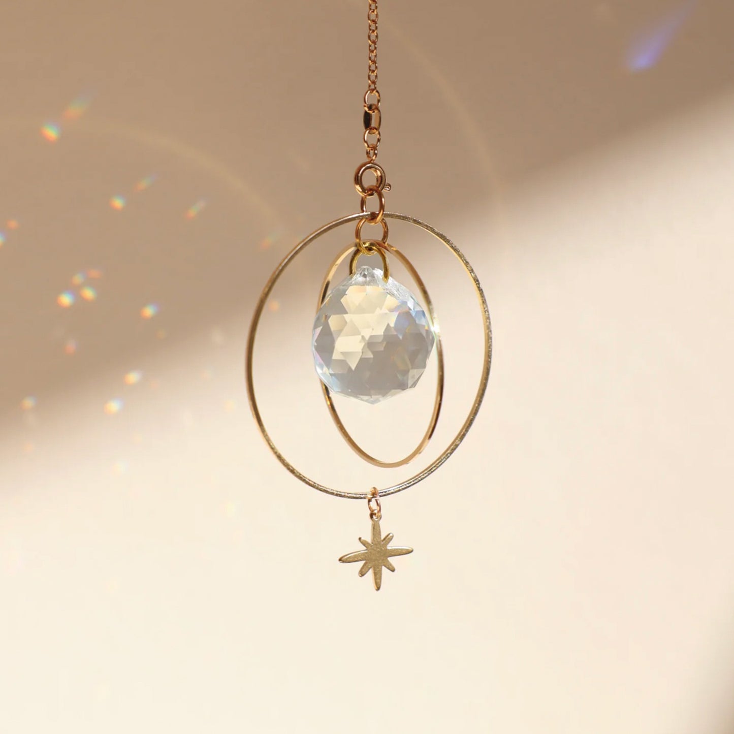 Suncatcher qui crée des reflets arcs-en-ciel dans la pièce, objet de décoration