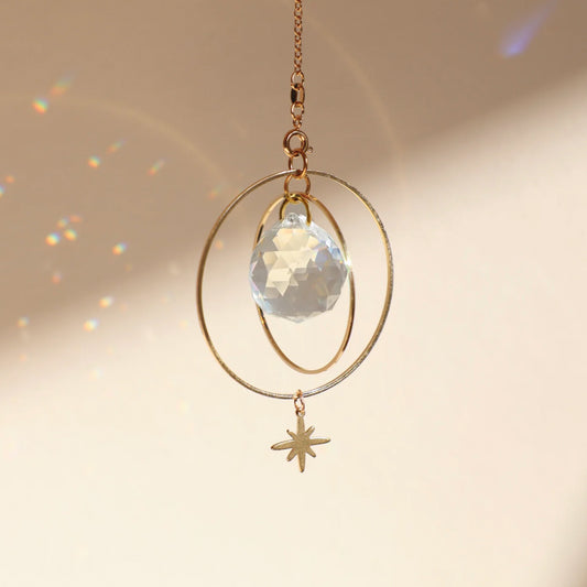 Suncatcher qui crée des reflets arcs-en-ciel dans la pièce, objet de décoration