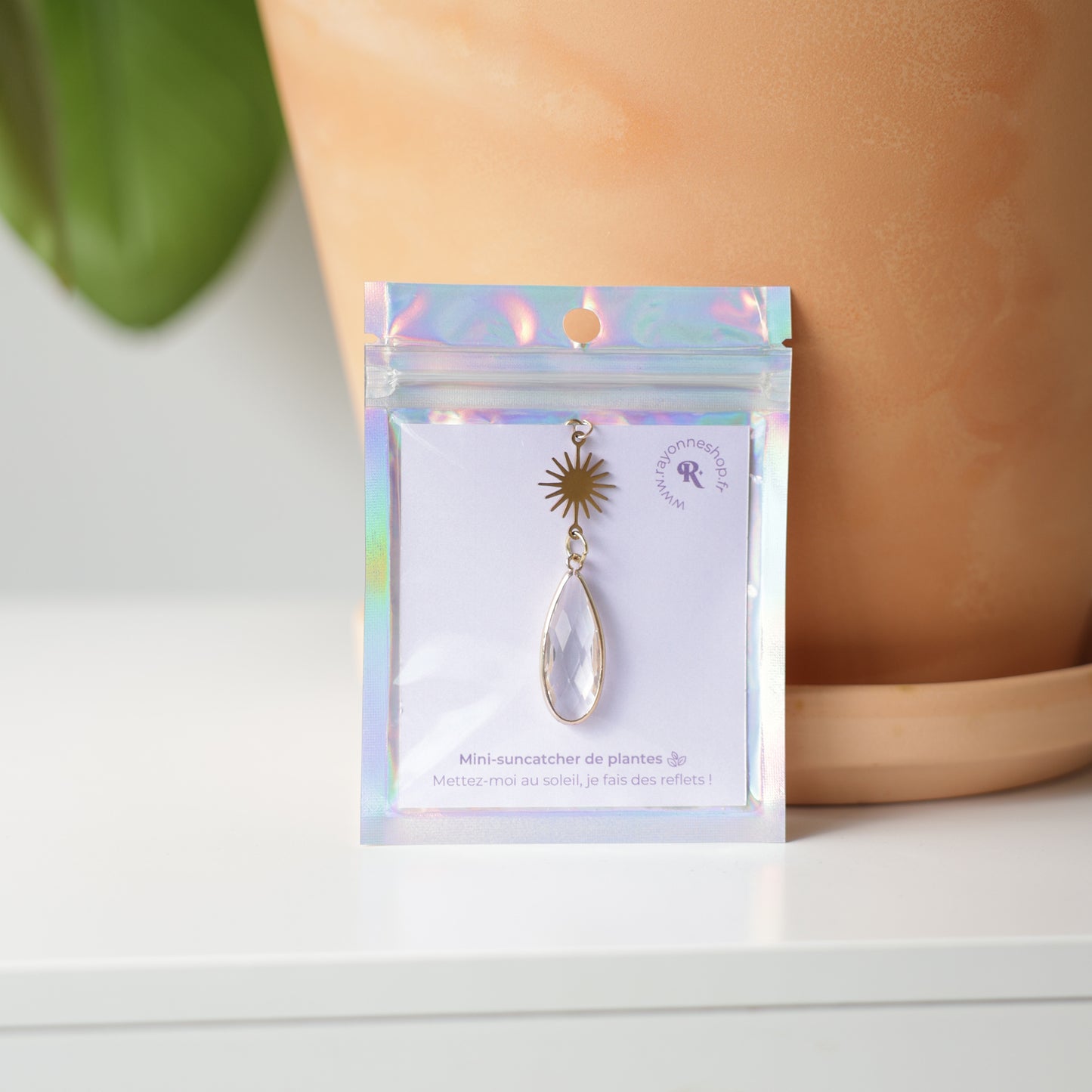 mini attrape-soleil à suspendre à une plante, rangé dans sa petite pochette holographique, prêt à offrir