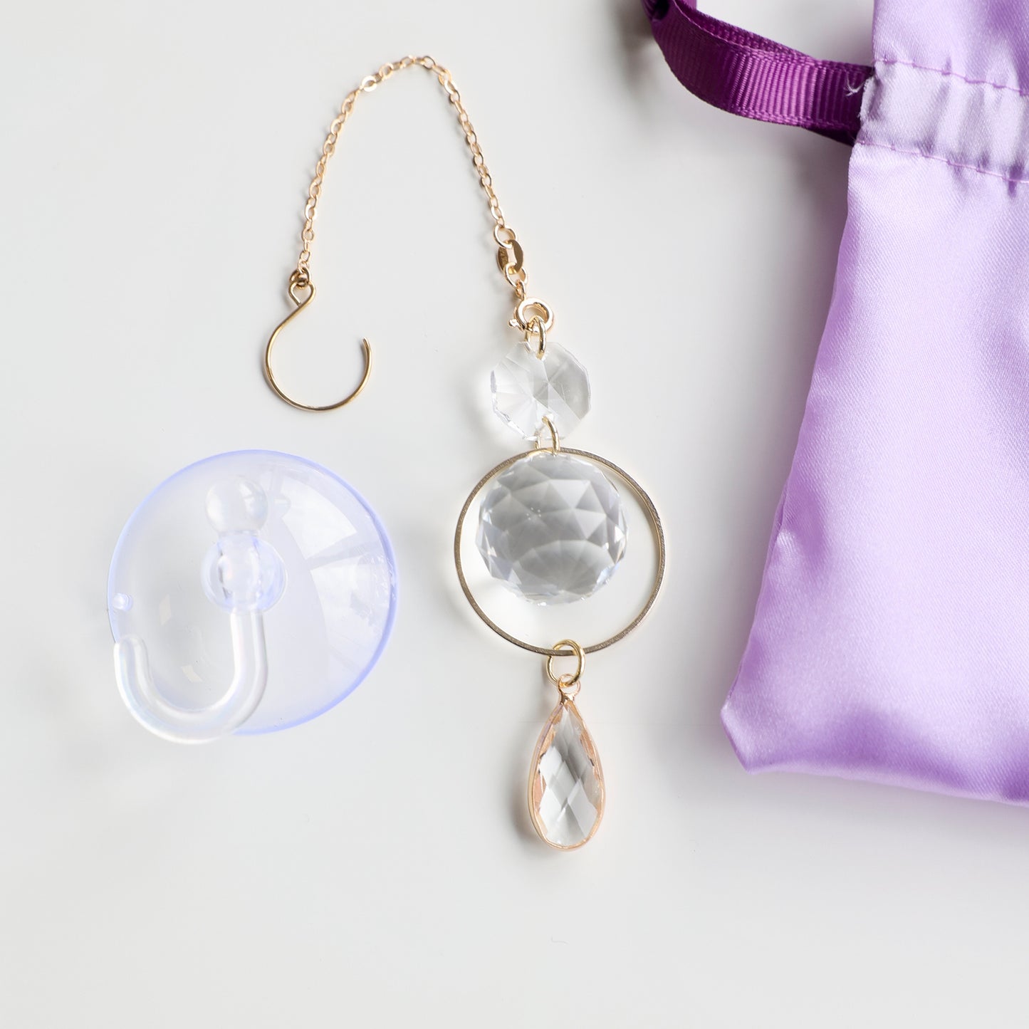 Suncatcher Prisma de la marque Rayonne, fourni avec une ventouse crochet pour une installation rapide et facile