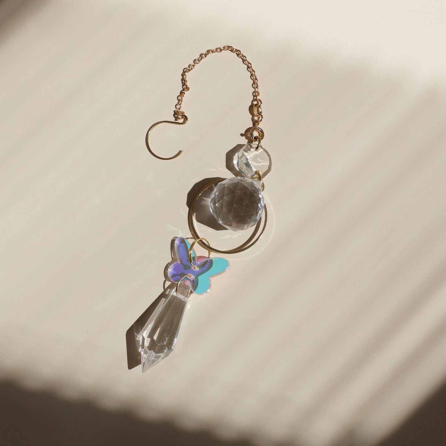 Suncatcher cristal avec papillon, cadeau symbolique de métamorphose et de renouveau, livré avec ventouse et chaînette pour une installation facile chez soi