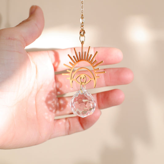 Suncatcher WONDER de la marque Rayonne, reflétant la lumière du soleil et embellissant votre espace.