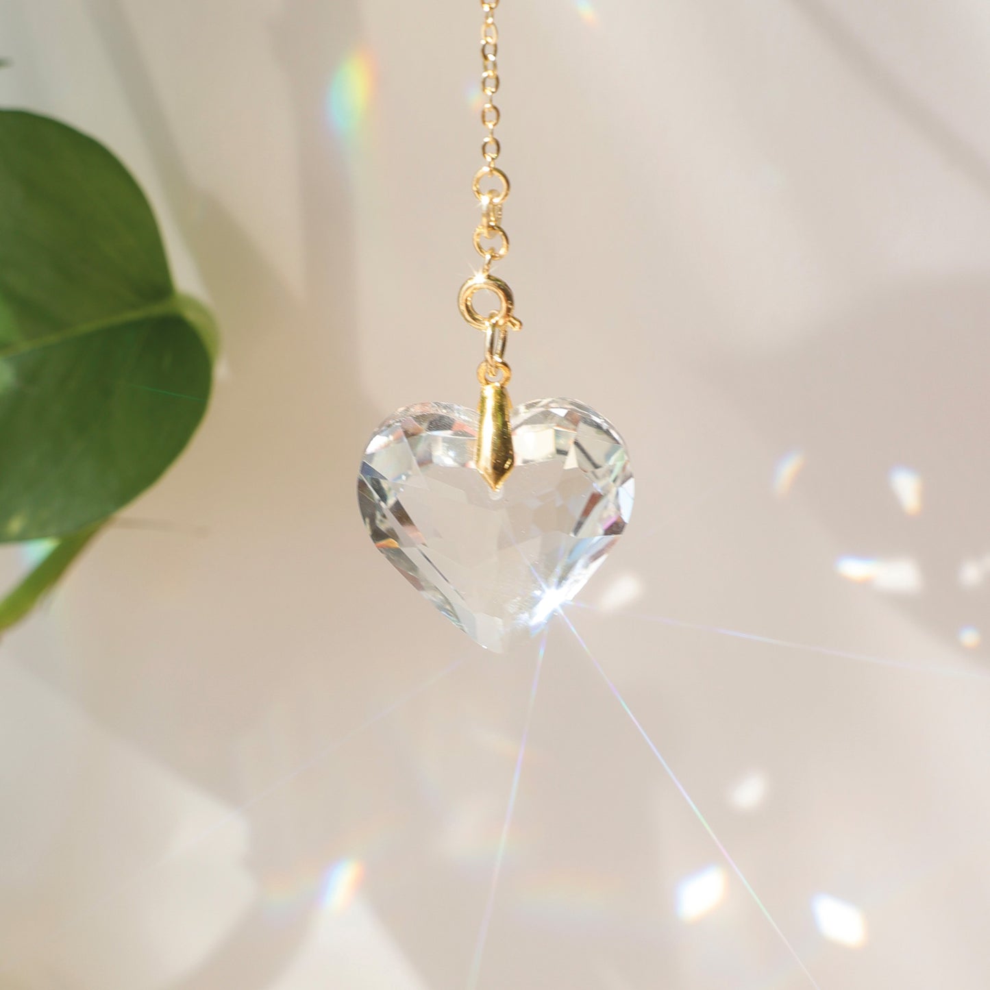 Mini-suncatcher de la marque Rayonne, fabriqué avec un cristal en forme de coeur