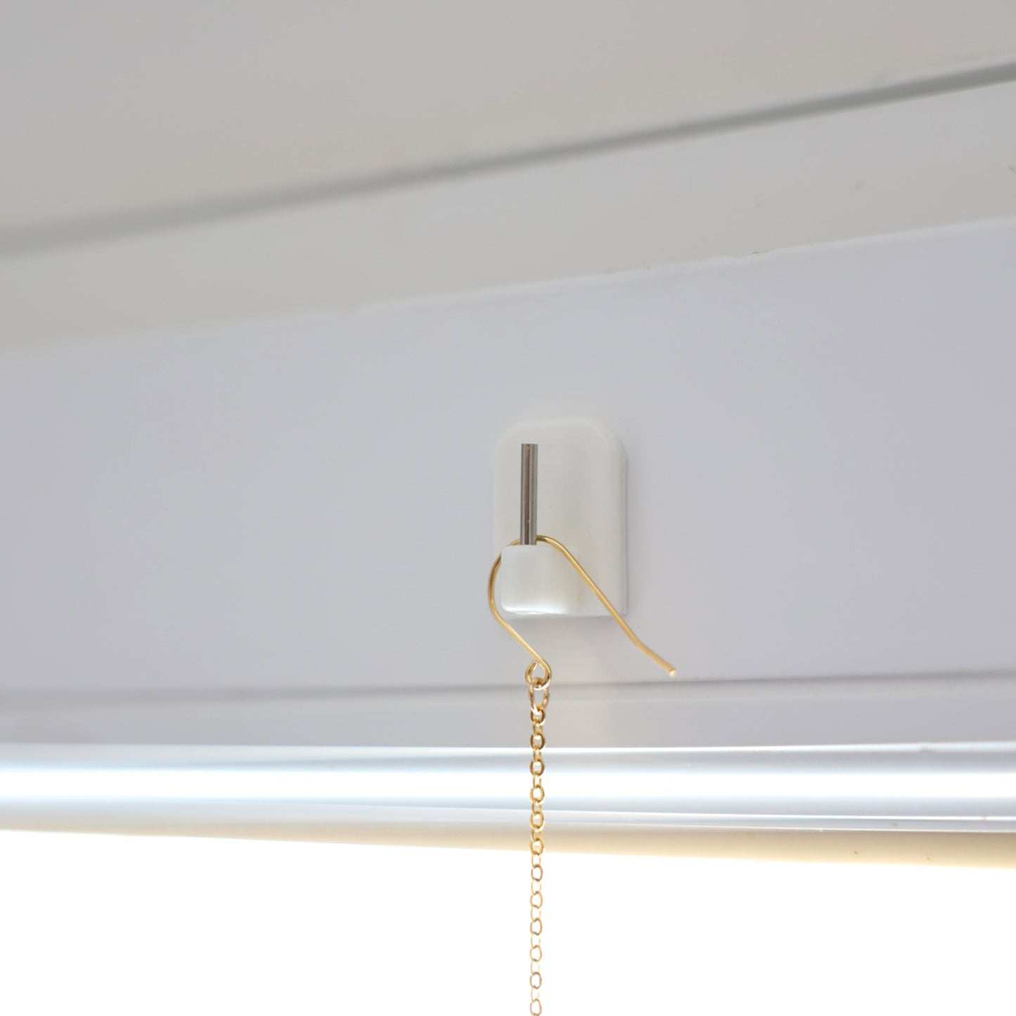 Systeme de suspension à coller fenêtre